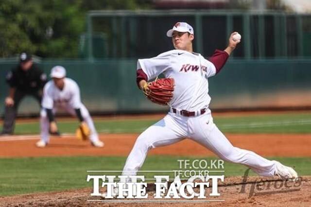 지난해 2025 신인 드래프트에서 전체 1번으로 지명된 키움 히어로즈 정현우는 당장 올시즌 4선발로 낙점받았다. /키움 히어로즈