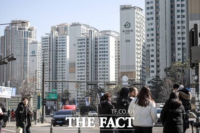 서울 '잠삼대청(잠실·삼성·대치·청담)' 내 14곳의 재건축 단지를 제외한 모든 아파트가 토지거래허가구역 지정에서 해제됐다. 잠삼대청에 위치한 291곳의 아파트에 대한 토지거래허가구역 지정을 즉시 해제하면서 이들 지역의 집값 향배에 대한 관심이 높아지고 있다. /뉴시스