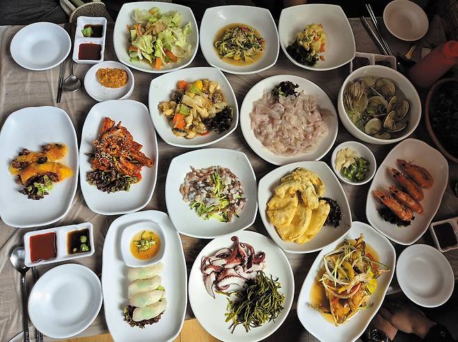 지난달 25일 경남 거제 이수도의 한 민박집에서 내온 상차림. 음식 가짓수만 10개가 넘는다. /거제=김준호 기자