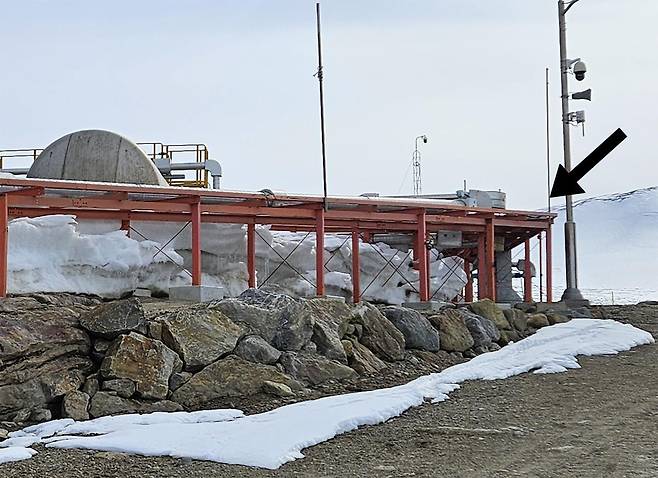 장보고기지와 바다를 연결하는 배관(화살표)이 2018년 1월에는 눈으로 뒤덮여 거의 노출되지 않았지만 올해 1월에는 눈이 녹아 곳곳이 노출됐다. 극지연구소 제공