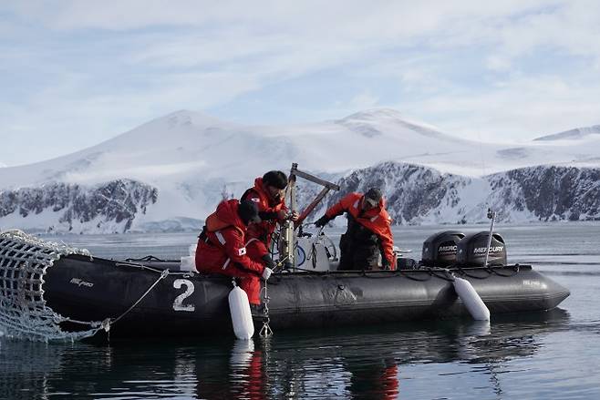 제12차 장보고기지 월동대가 작업하는 모습. 극지연구소 제공