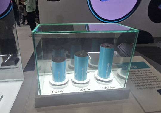 인터배터리 2025에 전시된 LG에너지솔루션의 '46-Series' 원통형 배터리. 박한나 기자.