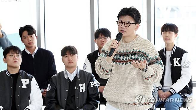한동훈 전 국민의힘 대표가 6일 오후 서울 서대문구 신촌의 한 모임공간에서 열린 '2025 대학생시국포럼-제1차 백문백답 토론회'에서 발언하고 있다. /사진=연합뉴스