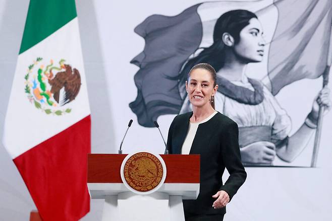 클라우디아 셰인바움 멕시코 대통령은 6일(현지시각) 멕시코 멕시코시티의 국립궁전에서 도널드 트럼프 미국 대통령과 전화 통화를 한 후 기자회견에서 연설하고 있다. 멕시코시티/로이터 연합뉴스