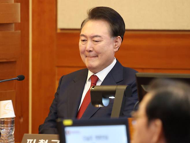 윤석열 대통령이 지난달 13일 서울 종로구 헌법재판소에서 열리는 탄핵심판 8차 변론에 출석하고 있다. 2025.2.13 사진공동취재단