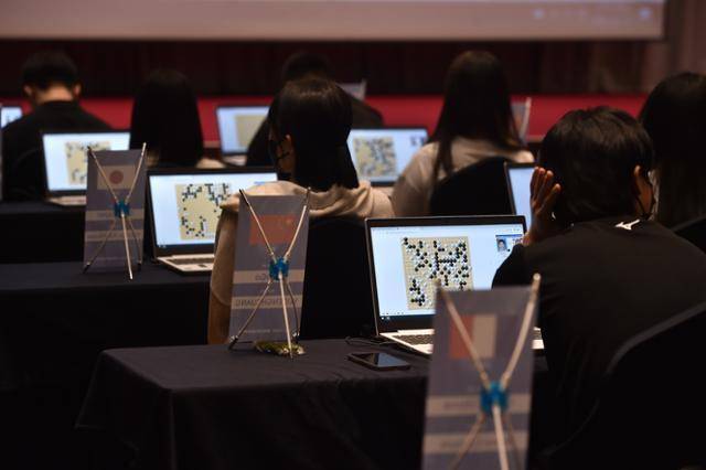 지난 2022년 6월 강원도에서 개최된 국내 첫 ‘세계인공지능(AI)바둑대회’에서 예선전이 벌어지고 있다. 한국과 중국, 일본, 호주, 프랑스 등에서 19개 팀이 참가한 이 대회 우승컵은 중국의 ‘일레고’에 돌아갔다. 한국기원 제공