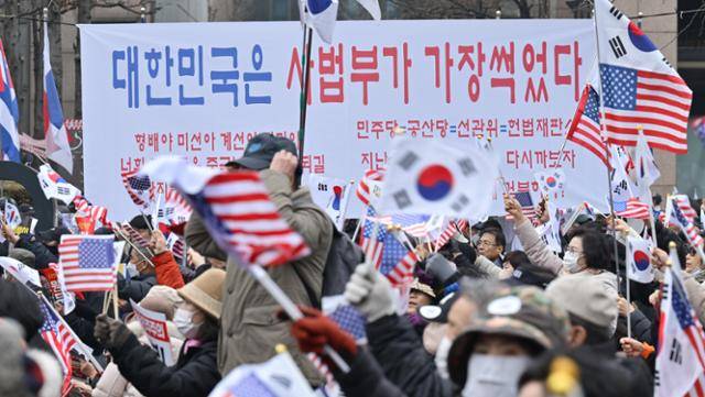 1일 서울 종로구 동화면세점 앞 및 광화문 일대가 대국본 주최 윤석열 대통령 지지집회인 '3·1절 광화문 국민대회'에 참여한 시민들로 가득 차 있다. 최주연 기자