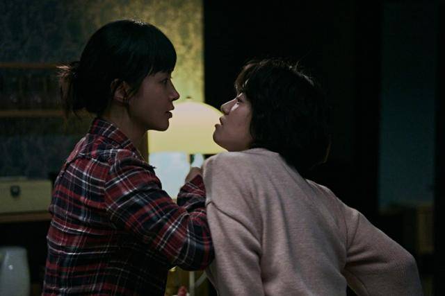 권유리와 이설은 비밀스러운 인물로 분해 열연한다. 스튜디오 산타클로스엔터테인먼트 제공