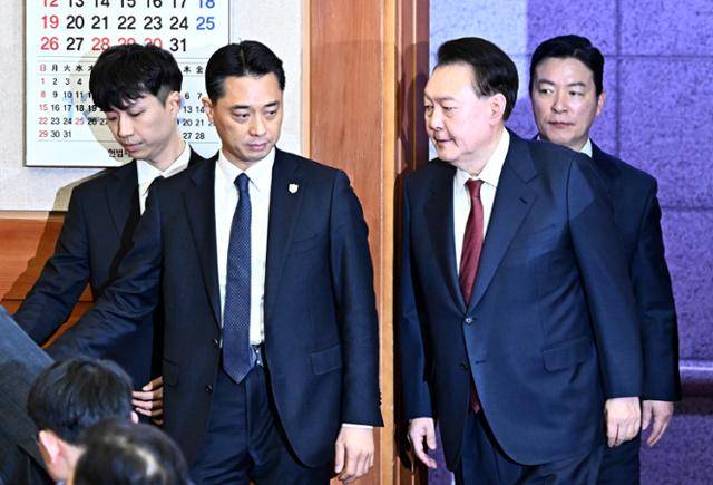 내란 우두머리 혐의로 구속된 윤석열 대통령이 1월 23일 오후 서울 종로구 헌법재판소에서 열린 탄핵 심판 4차 변론기일에 출석하고 있다. 헌법재판소 제공