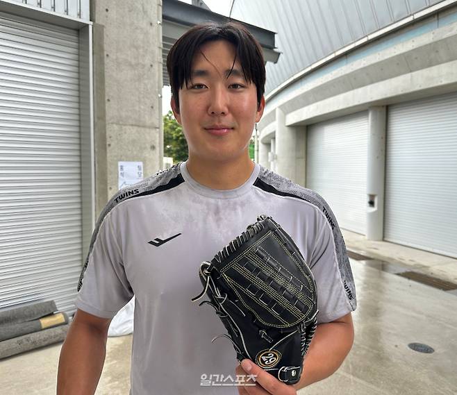 손주영이 김광현에게 선물 받은 글러브를 들고 활짝 웃고 있다. 이형석 기자&nbsp;&nbsp;