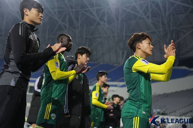 이승우(오른쪽). 사진=프로축구연맹