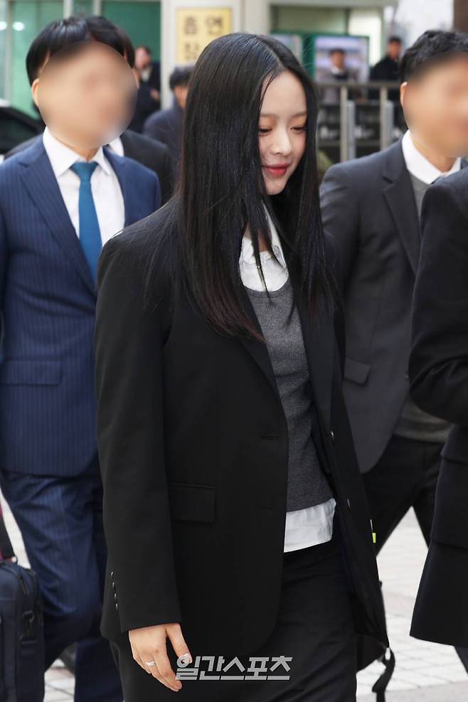 어도어가 뉴진스(NJZ) 멤버들을 상대로 제기한 기획사 지위보전 및 광고계약 체결 등 금지 가처분 심문기일이 7일 오전 서울중앙지법에서 열렸다. 뉴진스가 법원으로 들어서고 있다. 서병수 기자 qudtn@edaily.co.kr /2025.03.07/