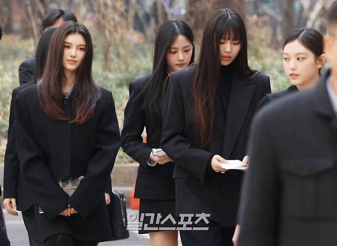 어도어가 뉴진스(NJZ) 멤버들을 상대로 제기한 기획사 지위보전 및 광고계약 체결 등 금지 가처분 심문기일이 7일 오전 서울중앙지법에서 열렸다. 뉴진스가 법원으로 들어서고 있다. 서병수 기자 qudtn@edaily.co.kr /2025.03.07/