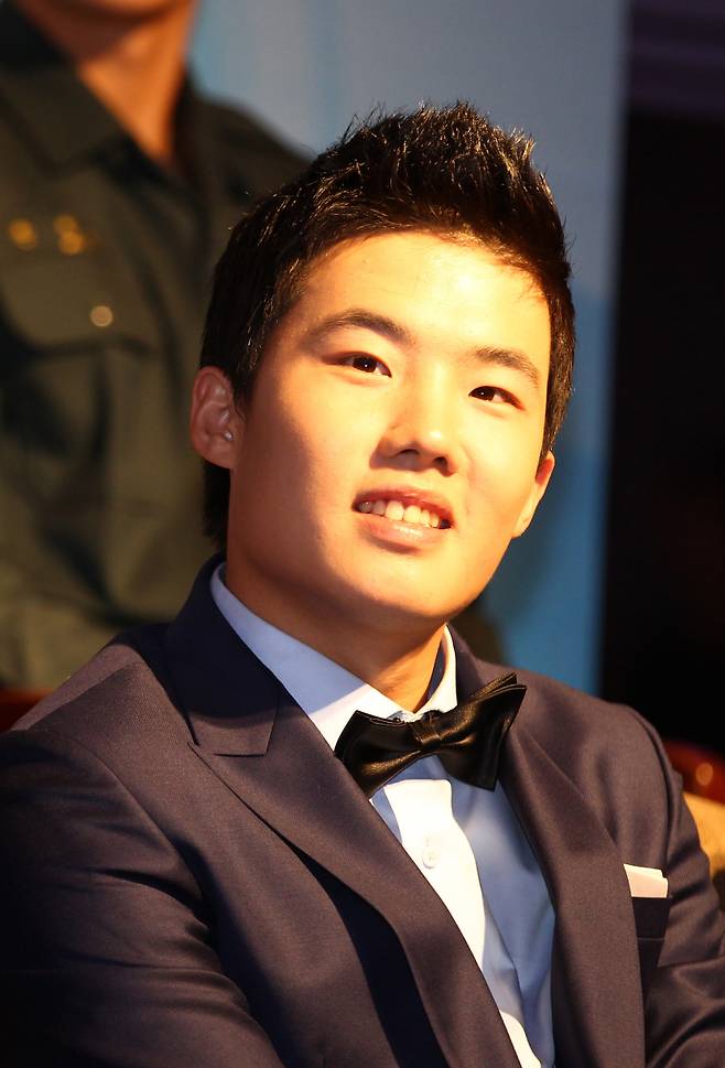 2011.11.07 <프로야구 2011 MVP/신인상 시상식> 7일 오후 서울 삼성동 인터콘티넨탈호텔에서 열린 2011프로야구 MVP/신인상 시상식. LG 임찬규. 김민규 기자 mgkim@joongang.co.kr