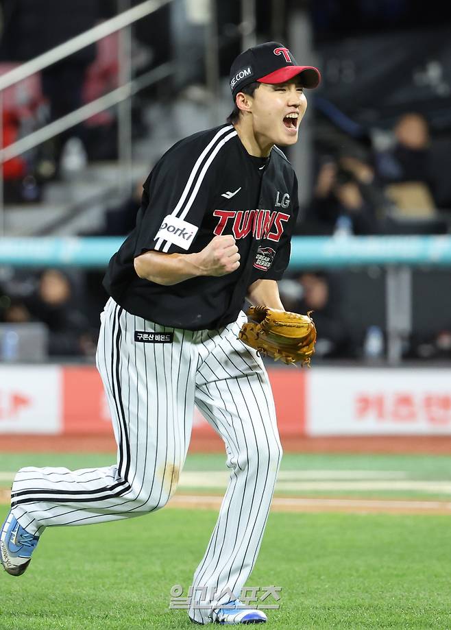 2023 KBO 프로야구 포스트시즌 kt위즈와 LG트윈스의 한국시리즈 3차전 경기가 10일 오후 경기도 수원 kt위즈파크에서 열렸다. 1회말 1사 1,2루 박병호를 병살로 처리한 임찬규가 환호하고 있다. 수원=김민규 기자 mgkim1@edaily.co.kr /2023.11.10/
