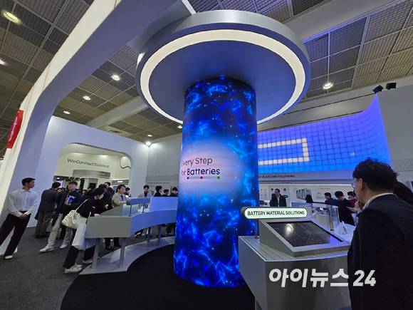'인터배터리 2025' 롯데 화학군 부스에 전시장 가운데 원통형 배터리가 충전되는 모습을 하고 있다. [사진=최란 기자]