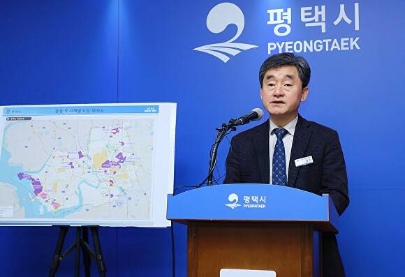 박영철 평택시 도시주택국장이 7일 언론브리핑에서 원평·신궁지구 도시개발사업을 설명하고 있다. [사진=평택시]