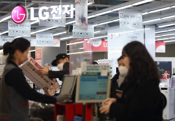 LG전자가 기업회생절차를 밟고 있는 홈플러스에 일시적으로 제품 출하를 중단했다. 사진은 6일 서울 시내 한 홈플러스의 LG전자 매장. [뉴시스]