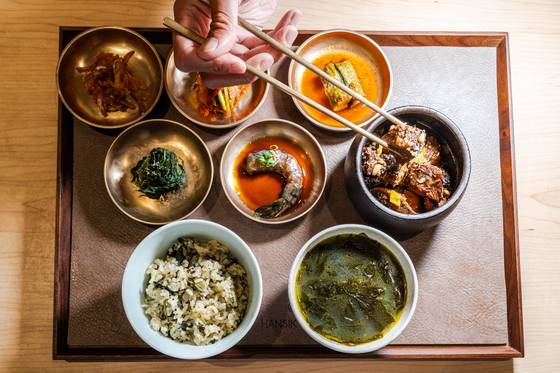 ‘한식구’는 홍콩 최초이자 유일의 미쉐린1스타 한식당이다. 점심 5코스의 메인 요리에 해당하는 ‘반상 세트’. 갈비찜·간장새우·곤드레밥·미역국·취나물 등이 깔린다. 백종현 기자