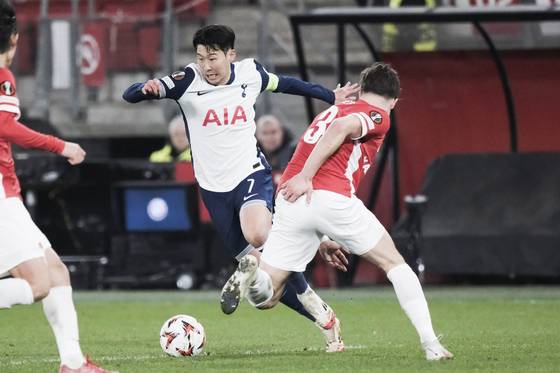 알크마르 수비진 사이를 돌파하는 손흥민(왼쪽). AP=연합뉴스