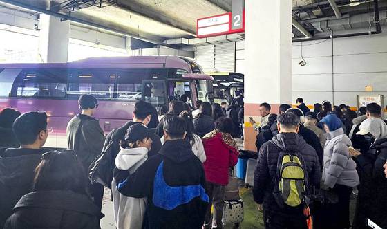 지난 1일 오전 11시 강원 원주시외버스터미널에서 서울로 가는 버스를 타려는 승객들이 줄을 서서 기다리고 있다. 서울고속터미널과 동서울터미널로 가는 버스가 5~10분 간격으로 출발하지만, 이날 오전 7시부터 정오까지 모든 버스가 매진됐다. 원주=정진호 기자