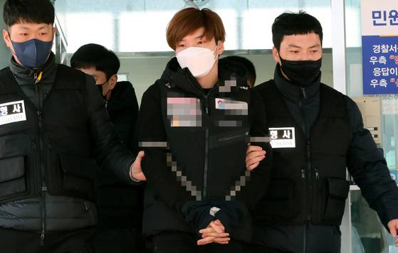 2022년 1월 충남 천안 동남경찰서에서 이별을 통보한 여성을 살해한 혐의를 받고 있는 조현진이 검찰로 송치되고 있다. 뉴스1