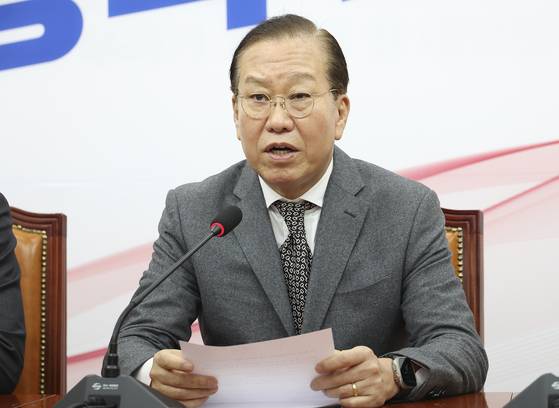 국민의힘 권영세 비상대책위원장(오른쪽)이 7일 오후 국회에서 윤석열 대통령 구속취소 인용 관련 긴급 기자회견을 하고 있다. 임현동 기자