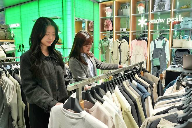 롯데백화점]본점 7층 '스노우피크' 매장에서 봄 신상 패션을 구경하는 고객 모습 / 사진=롯데백화점 제공