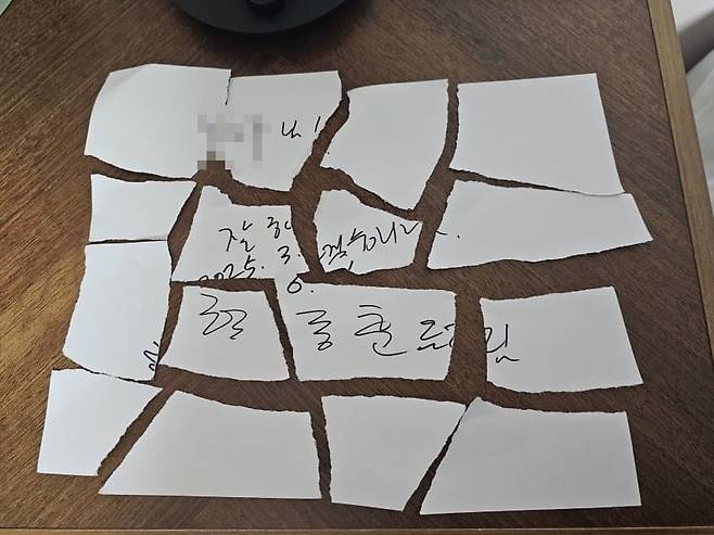 다시 받은 사인을 찢어 올린 인증샷. / 사진=온라인 커뮤니티 캡처