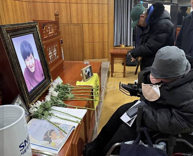 김나영 빈소를 찾은 동료들이 영정 앞에서 슬퍼하고 있다. 장애와인권발바닥행동 제공