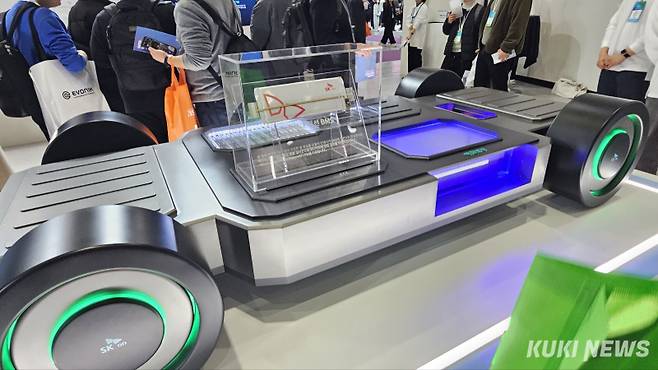 서울 강남구 코엑스에서 배터리 산업 전시회 인터배터리 2025가 열린 가운데, 참관객들이 SK온 부스를 둘러보고 있다. 조은비 기자&nbsp;