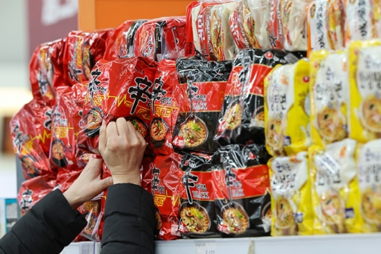 농심이 오는 17일부터 신라면과 안성탕면 등 라면 가격을 일제히 올리기로 했다. (출처=연합뉴스)