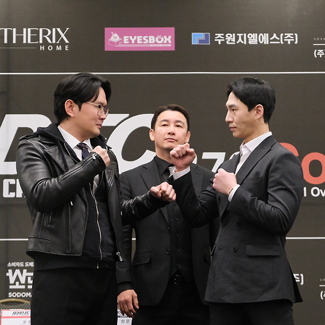 왼쪽부터 개그맨 윤형빈, 정문홍 대한MMA총협회장, 구독자 204만 먹방 유튜버 밴쯔가 스위스그랜드 호텔 서울 컨벤션센터 로드FC 기자회견에서 촬영에 응하고 있다. 사진=세계격투스포츠협회