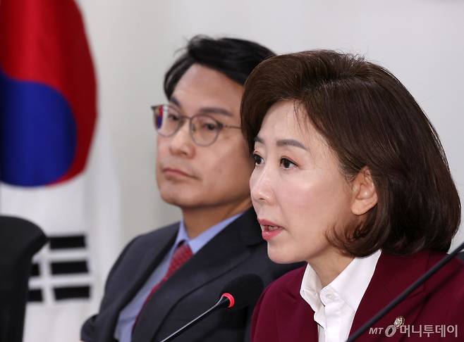 나경원(오른쪽) 국민의힘 의원이 6일 오전 서울 여의도 국회 의원회관에서 열린 대한민국 자유민주주의·법치주의 위기와 한미 자유동맹의 길 : 모스 탄 전 미국 국제형사사법 대사 초청 세미나에서 발언하고 있다. 2025.03.06. /사진=뉴시스 /사진=조성우