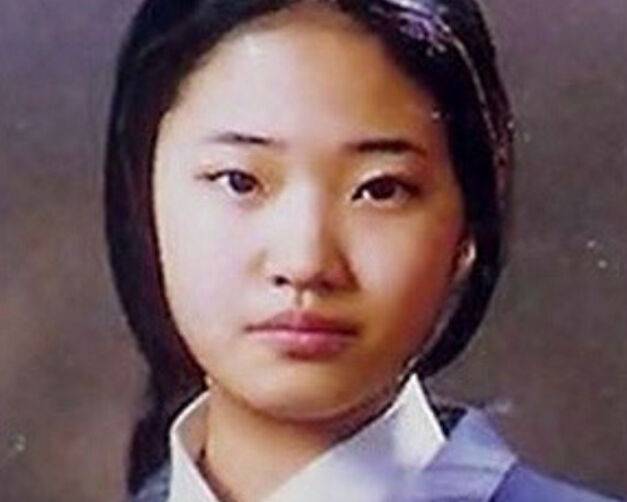 김사랑의 귀여웠던 과거 사진이 화제다. / 온라인 커뮤니티 캡처