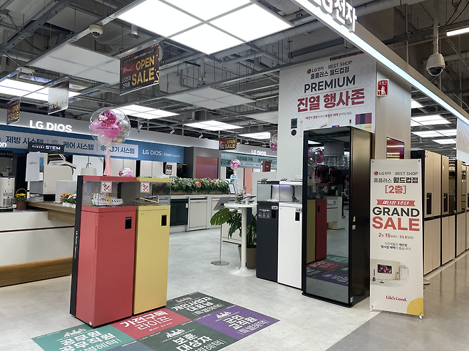 6일 오후 홈플러스 월드컵점 LG전자 매장 모습. 정상적인 판매가 이뤄지지 않아 한산한 모습이다. 전새날 기자