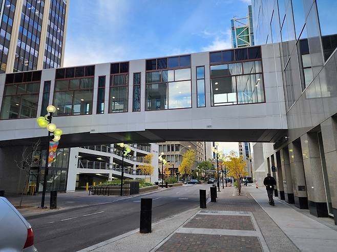 캘거리 도심의 빌딩 2층을 모두 연결한 스카이워크