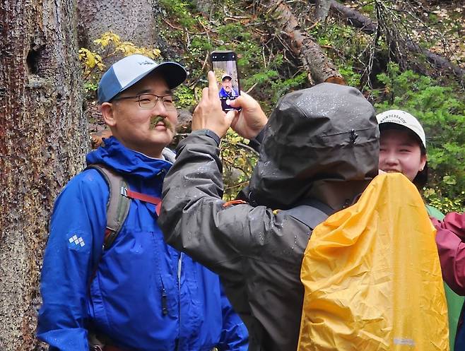 세계 곳곳의 여행지를 다니며 개척해 한국민에게 소개해온 신발끈여행사 장영복 사장이 레이크루이스 트레일을 하던 도중 북미 할미꽃 마른털을 수염처럼 달고 인증샷 포즈를 취하고 있다.
