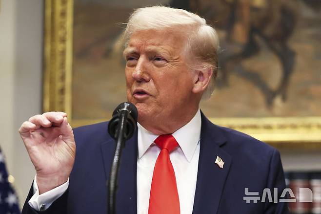 [워싱턴DC=AP/뉴시스] 도널드 트럼프 미국 대통령이 지난 3일(현지시각) 백악관에서 연설하는 모습. 트럼프의 관세 사랑은 권력욕 때문이라고 미 뉴욕타임스(NYT)가 6일 보도했다. 2025.3.7.