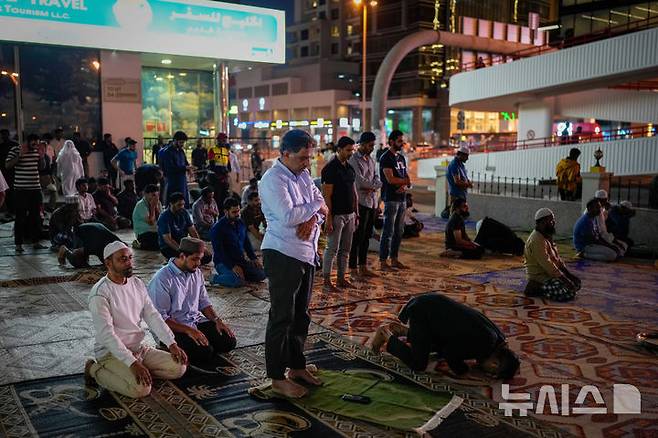 [두바이=AP/뉴시스] 6일(현지 시간) 아랍에미리트(UAE) 두바이의 한 사원 주차장에서 무슬림들이 라마단 단식을 마친 후 기도하고 있다. 2025.03.07.