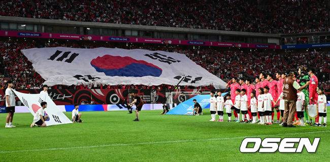 [OSEN=서울월드컵경기장, 지형준 기자] 11일 오후 서울월드컵경기장에서&nbsp;2026 국제축구연맹(FIFA) 북중미 월드컵 아시아 2차 예선 C조 6차전 대한민국과 중국의 경기가 열렸다.대한민국(4승 1무, 승점 13)은 지난 6일 싱가포르와 5차전에서 7-0 대승을 거두며 이날 중국과 최종전 결과와 상관없이 3차 예선행을 확정했다. 하지만 ‘톱 시드’를 유지하기 위해선 중국전 승리가 필요하다.경기에 앞서 대한민국 선수들이 국민의례를 하고 있다. 2024.06.11 / jpnews@osen.co.kr