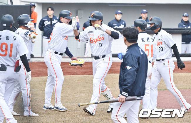 [OSEN=대전, 박준형 기자]  6일 오후 대전 한화생명 볼파크에서 한화 자체 청백전 경기가 진행됐다. 한화 이글스와 한화 퓨처스로 팀을 나눴다. 6회 한화 권광민이 원종혁에게 만루 홈런을 날린 뒤 동료들의 축하를 받고 있다. 2025.03.06 / soul1014@osen.co.kr