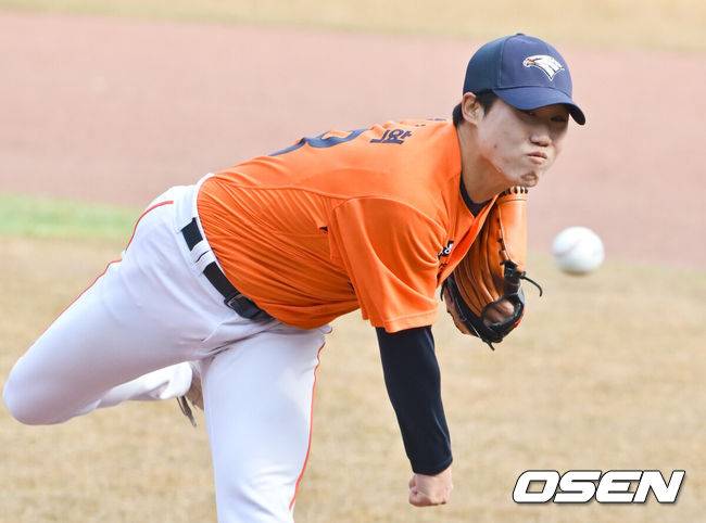 [OSEN=대전, 박준형 기자]  6일 오후 대전 한화생명 볼파크에서 한화 자체 청백전 경기가 진행됐다. 한화 이글스와 한화 퓨처스로 팀을 나눴다. 6회 퓨처스 투수 원종혁이 역투하고 있다 2025.03.06 / soul1014@osen.co.kr