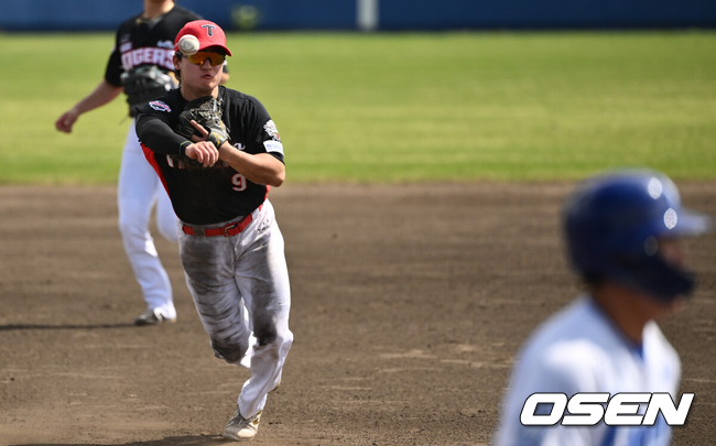 [OSEN=오키나와(일본), 조은정 기자]2일(한국시간) 일본 오키나와 온나손 아카마 구장에서 삼성 라이온즈와 KIA 타이거즈의 연습경기가 열렸다.삼성 선발은 후라도, KIA는 올러를 선발 투수로 내세웠다.4회말 무사 2루 KIA 내야수 윤도현이 삼성 차승준의 타구를 처리하고 있다. 2025.03.02 /cej@osen.co.kr