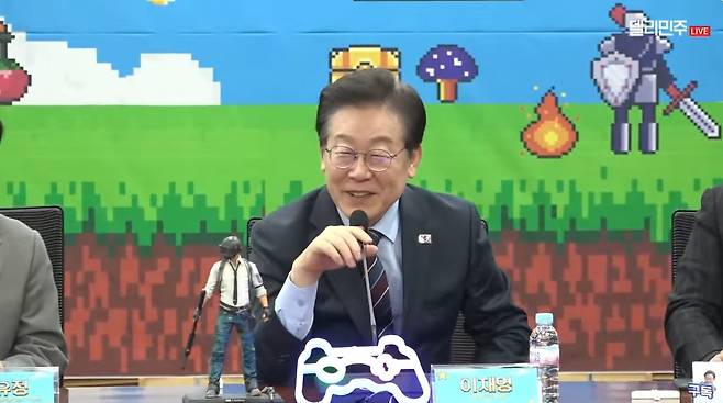 더불어민주당 이재명 대표가 7일 오후 서울 여의도 국회 의원회관에서 열린 게임특별위원회 출범식 인사말 마무리 대목에서 “여러분이 관심 있는 일이 생겼다”며 말하고 있다. 더불어민주당 유튜브 채널 영상 캡처