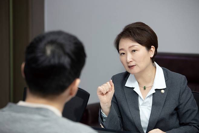 이언주 더불어민주당 최고위원이 3월4일 국회 의원실에서 시사저널과 인터뷰하고 있다. ⓒ시사저널 이종현