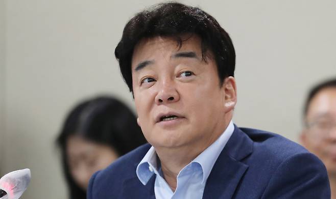 백종원 더본코리아 대표가 2023년 5월 충남도청 상황실에서 열린 ‘충남도·예산군·더본코리아, 그린바이오 산업생태계 육성을 위한 벤처캠퍼스 유치 업무협약식’에 참석해 인사말을 하고 있다. 연합뉴스