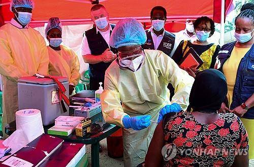 우간다서 진행 중인 수단형 에볼라 바이러스 백신 시험 접종 [로이터 연합뉴스 자료사진. 재판매 및 DB 금지]