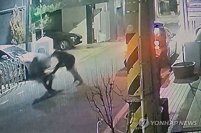 흉기 난동범에 경찰관 피습 (광주=연합뉴스) 26일 오전 3시 10분께 광주 동구 금남로 한 골목에서 A 경찰관이 50대 남성 B씨가 휘두른 흉기에 찔려 쓰러지고 있다.
    A 경찰관은 B씨를 제압하는 과정에서 총기를 사용했고, 실탄에 맞은 B씨는 대학병원으로 이송됐으나 오전 4시께 사망했다. 2025.2.26 [독자 제공. 재판매 및 DB 금지] in@yna.co.kr