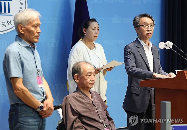 의료 공백 현안 관련 기자회견하는 환자단체 (서울=연합뉴스) 류영석 기자 = 12일 오전 서울 여의도 국회 소통관에서 한국중증질환연합회 관계자 등이 의료 공백 해소를 위한 여야의정 협의체 구성에 환자단체 포함을 제안하며 기자회견을 하고 있다. 2024.9.12 ondol@yna.co.kr